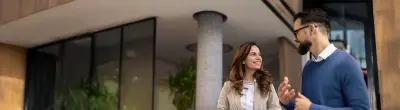 Ein Kunde befindet sich in einer Finanzberatung mit einer MLP Beraterin