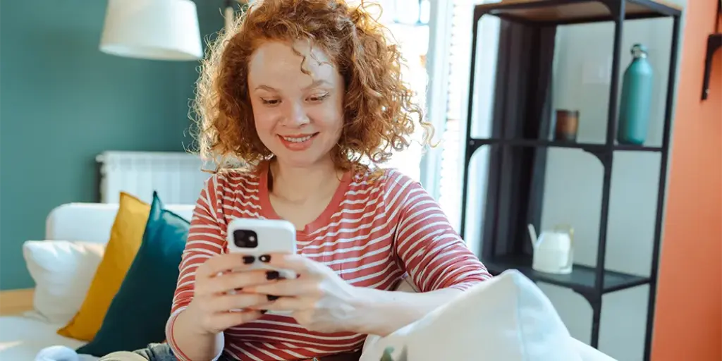 MLP in den sozialen Medien. Mädchen am Smartphone.