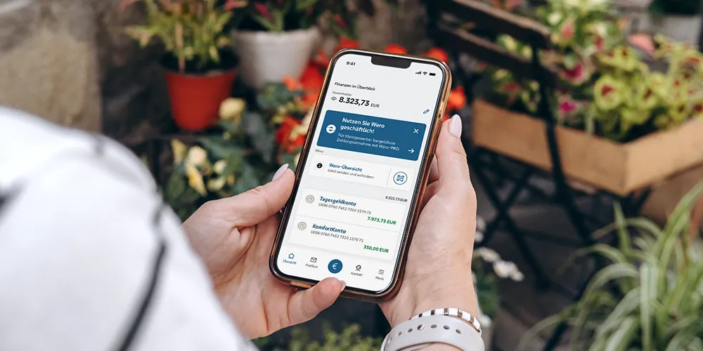 Eine Person sieht in ihrer MLP Banking App die Wero-Bezahlfunktion.