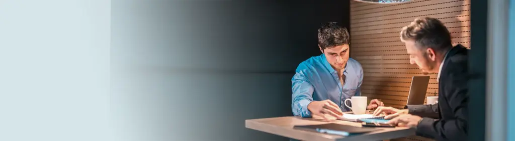 Ein MLP Berater zeigt seinem Kunden das MLP Beratungsangebot.