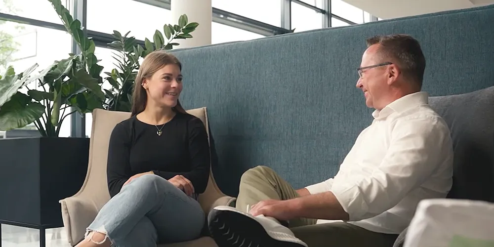 Finanzberatung bei MLP: Gespräch zwischen Berater und Kundin in ruhiger Atmosphäre.
