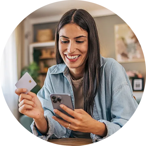 Eine junge Frau macht Onlinebanking am Handy. 