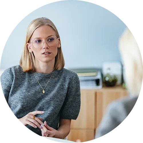 Eine Berufsstarterin informiert sich zum Thema Finanzen. 