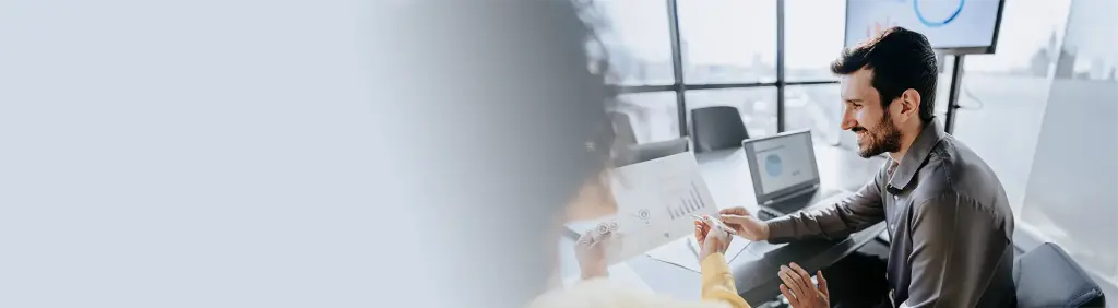 Ein Mann unterhält sich über die Partner- & Produktauswahl bei MLP