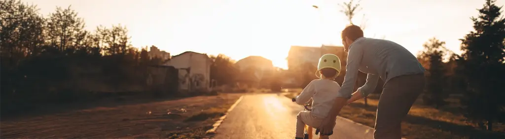 Ein Junge lernt sorglos Fahrradfahren dank einer Haftpflichtversicherung mit Schutz für Kinder.