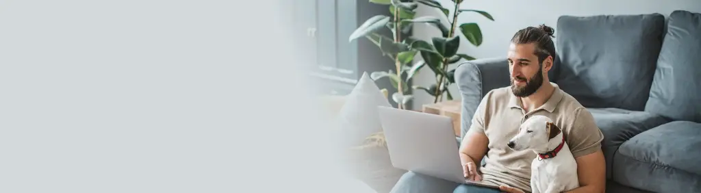  Ein Mann und eine Frau besprechen vor dem Laptop verschiedene Anlageklassen und deren Definition.