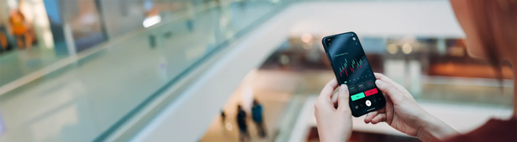 Eine Person schaut sich am Handy die Wertentwicklung von ETFs an. / MLP / ETFs kaufen: Anleitung und Tipps