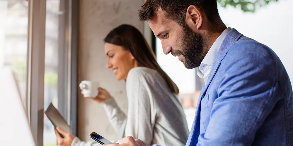 Ein Mann und eine Frau überlegen, welche Vor- und Nachteile festverzinsliche Wertpapiere haben.