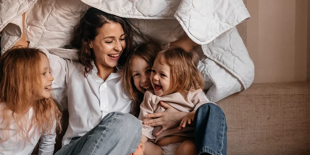 Eine Mutter freut sich, dass sie die richtigen Geldanlagen für ihre Kinder gefunden hat.