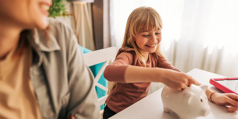 Eltern erklären ihrem Kind, was man bei einem Junior Depot beachten sollte.