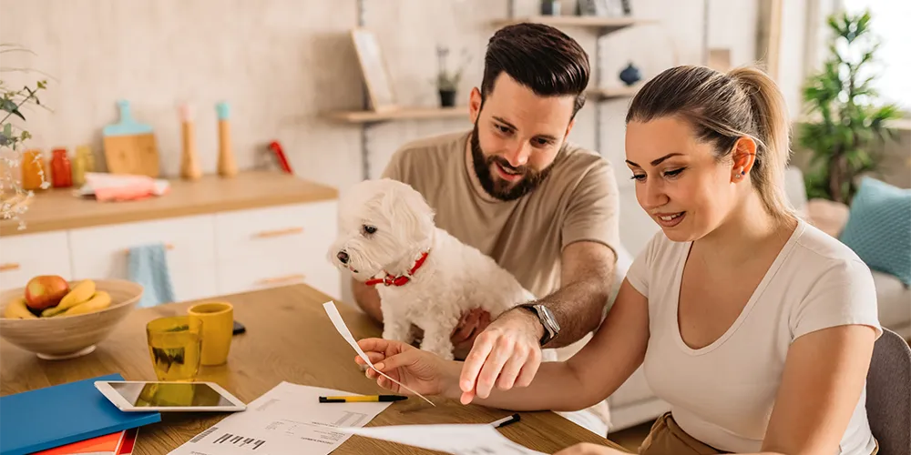Ein Paar überlegt sich, wie sie ihren gemeinsamen Notgroschen aufbauen.