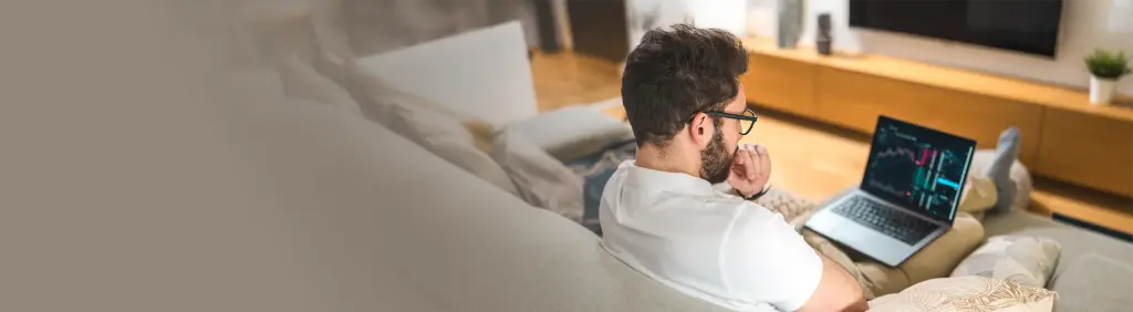 Eine Person schaut sich am Laptop die Wertentwicklung ihrer Wertpapiere an.