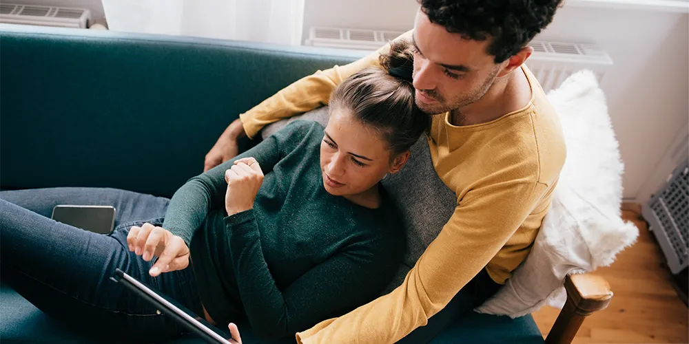Ein Mann und eine Frau überlegen, wann sich eine Investition in Wertpapiere für sie lohnt.