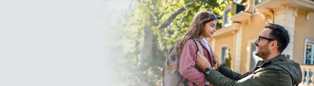 Ein Junge lernt sorglos Fahrradfahren dank einer Haftpflichtversicherung mit Schutz für Kinder.
