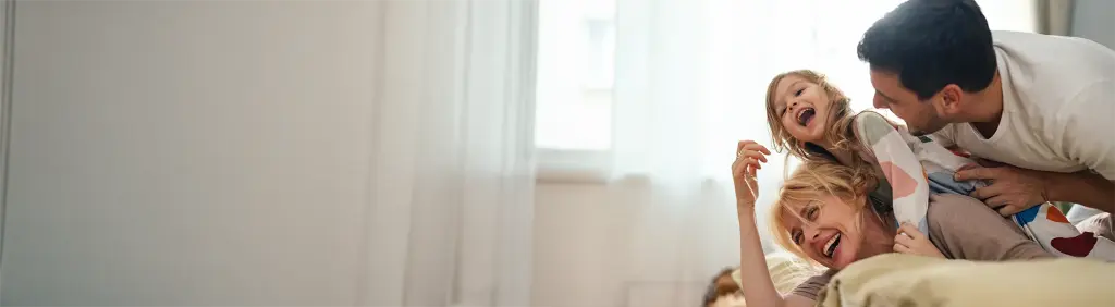 Eine glückliche Familie als Symbol für den Schutz, den Krankenzusatzversicherungen für Kinder bieten.