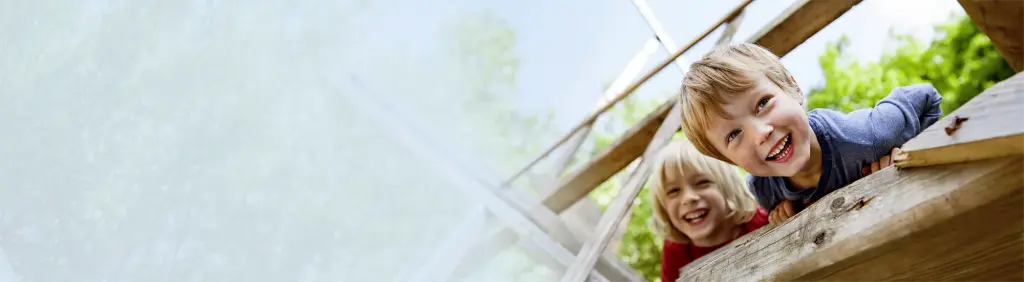 Zwei Kinder können dank einer sinnvollen Kinderunfallversicherung sorglos spielen. 