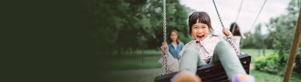 Eine glückliche Familie als Symbol für den Schutz, den Private Kinderversicherungen bieten.