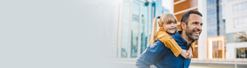 Frühstart-Rente / MLP / Junger Mann mit Sohn Huckepack