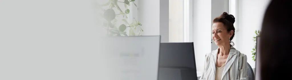Eine Unternehmerin prüft das Kreditmanagement zur Sicherung der Liquidität.