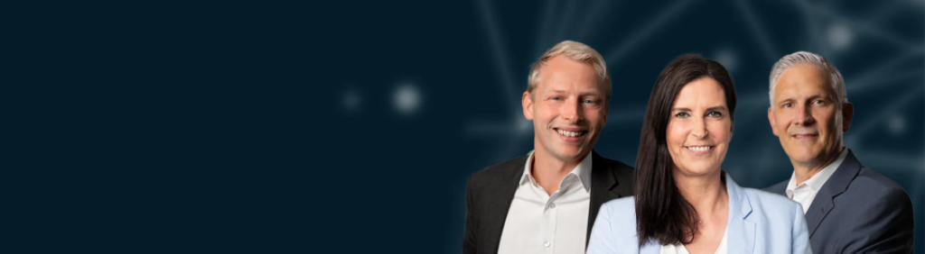 Kundenstimmen Firmen über MLP | Zwei Unternehmer und eine Unternehmerin lächeln in die Kamera