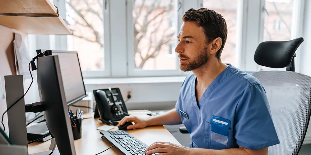 Ein junger Arzt hat sich entschieden, dass die Kosten einer Berufsunfähigkeitsversicherung eine sinnvolle Investition in ihre Zukunft sind. 