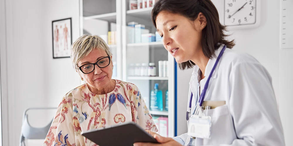  Eine Ärztin erklärt einer Patientin die Ergebnisse der Untersuchung.