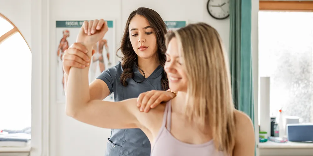 Eine Physiotherapeutin hat ihre Arbeit über eine Berufshaftpflicht abgesichert. 