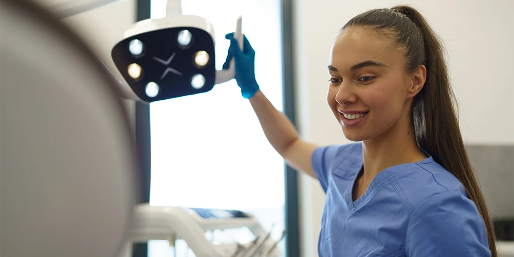 Eine Zahnärztin ist durch ihre Berufshaftpflichtversicherung gegen Haftpflichtansprüche versichert.