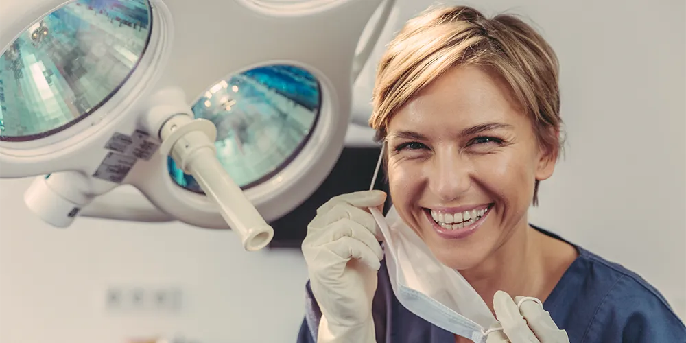 Eine Zahnärztin hat ihr Einkommen mit einer Berufsunfähigkeitsversicherung abgesichert.