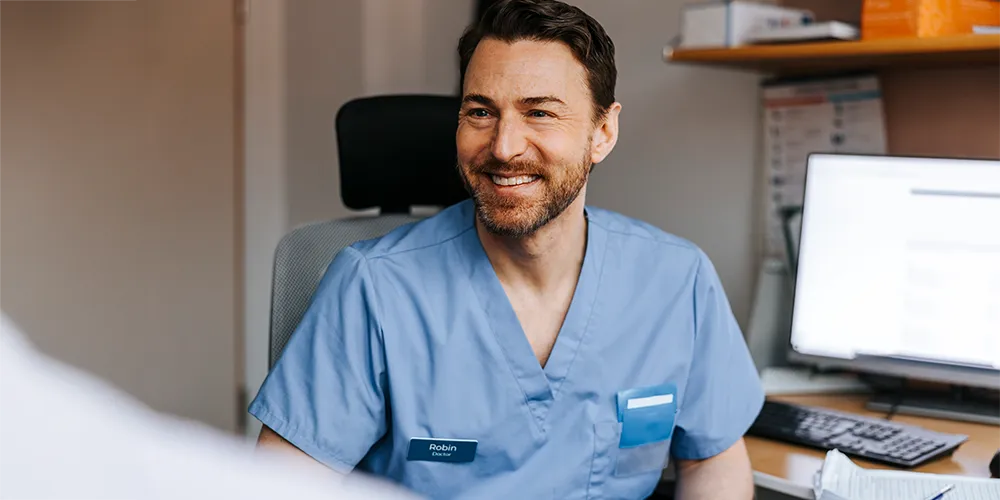 Ein Arzt hat seine Praxis mit wichtigen Versicherungen abgesichert. 