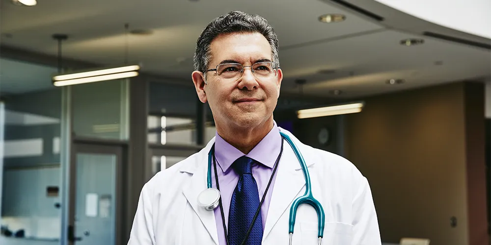 Ein Arzt hat sich entschieden, dass eine Berufsunfähigkeitsversicherung für die Absicherung seiner Arbeitskraft sinnvoll ist.