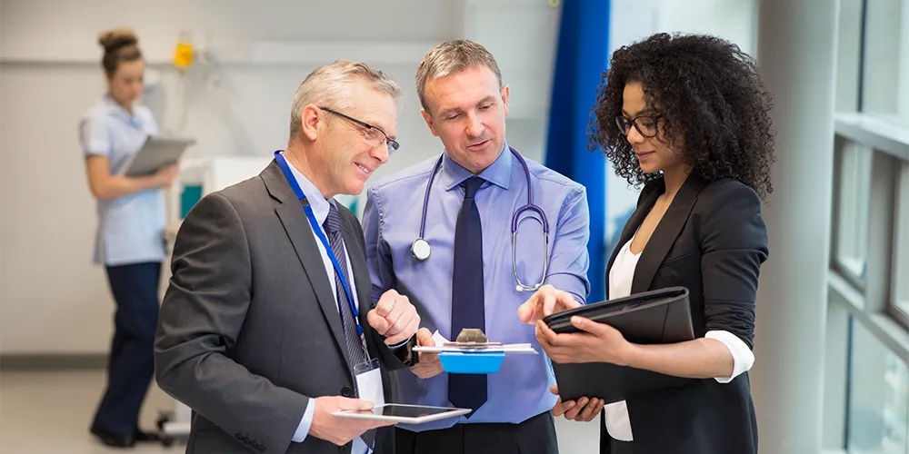 Potenzielle Käufer diskutieren über die rechtlichen Aspekte beim Verkauf der Praxis.