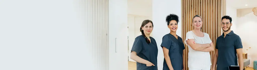 Mehrere Zahnärztinnen und Zahnärzte haben in ihrer Zahnarztpraxis ein QM-System eingeführt.