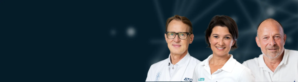 Wir für Mediziner | Kundenstimmen Mediziner | 2 Ärzte und eine Ärztin lächelt in die Kamera