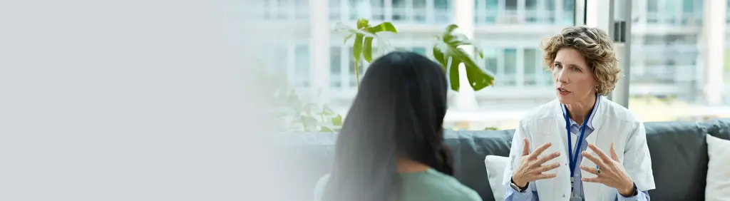 Eine Ärztin hat ihre berufliche Existenz mit den richtigen Versicherungen für Ärzte abgesichert. 