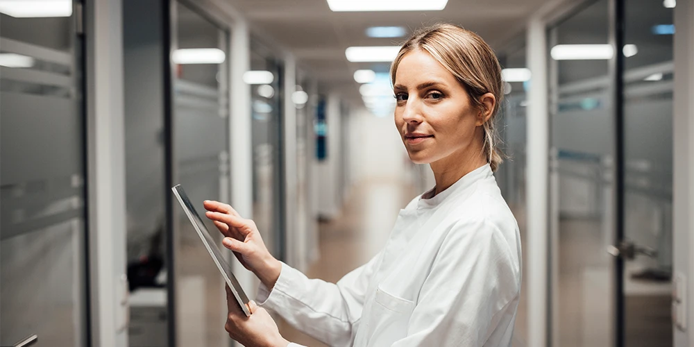 Eine junge Ärztin fragt sich, mit welchen Versicherungen für Ärztinnen und Ärzte sie ihre Praxis absichern soll. 