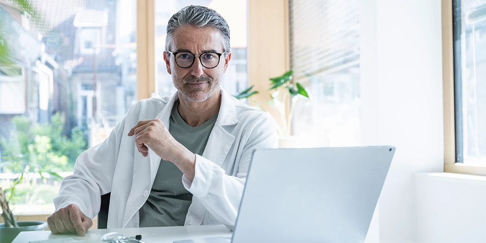 Ein Arzt fragt sich, welche Versicherungen für ihn wichtig sind.