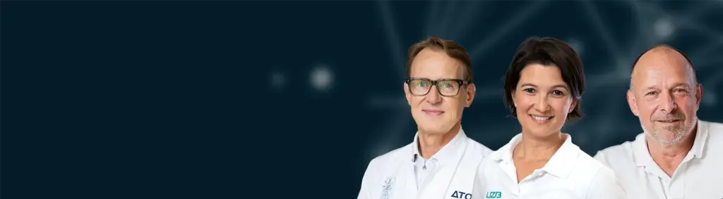 Wir für Mediziner | Kundenstimmen Mediziner | Zwei Ärzte und eine Ärztin lächelt in die Kamera