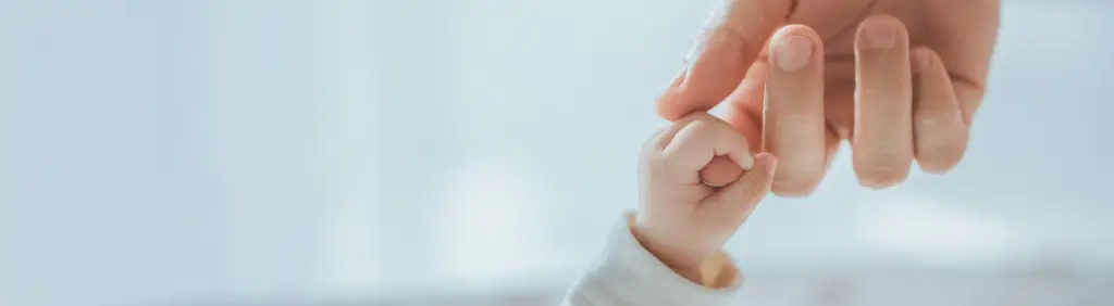 Neugeborenen Hand greift Finger