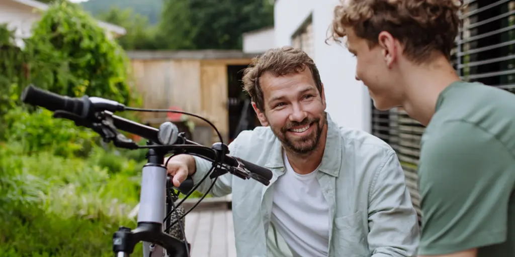 Vater zeigt Sohn neues Fahrrad