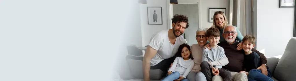 Familie auf dem Sofa | Kundenkinderberatung MLP