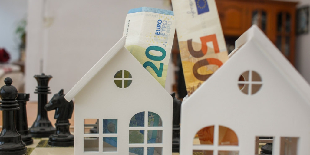 Geldscheine in Hausattrappen | MLP