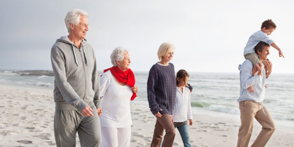 Großfamilie bei Strandspaziegang