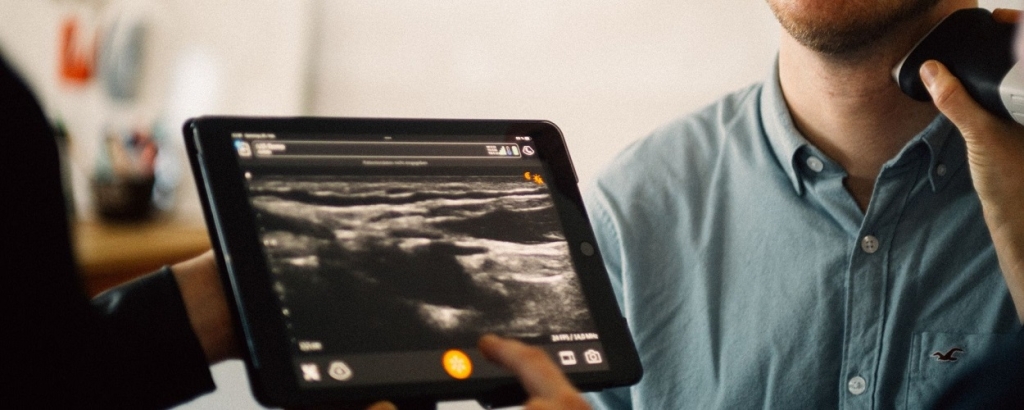 Mann mit Handheld Ultraschallgerät