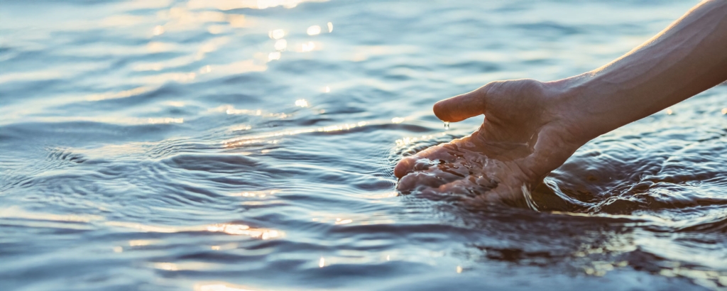 Eine Hand taucht in Wasser | MLP