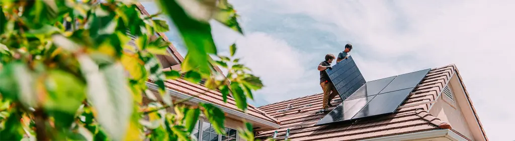 Handwerker installieren Solaranlage