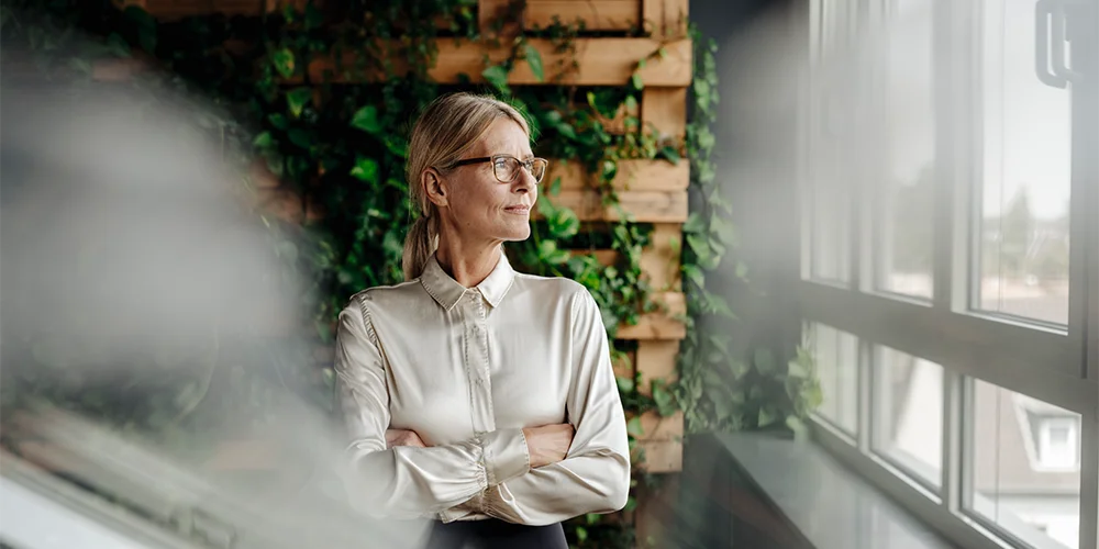 Frau am Fenster