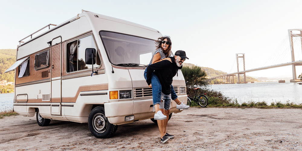 Älteres Paar vor Wohnmobil
