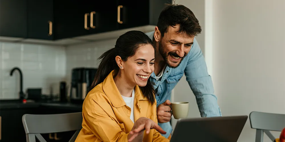 Ein Mann und eine Frau verschaffen sich einen Überblick über ihre Finanzen, weil sie Geld sparen möchten. 