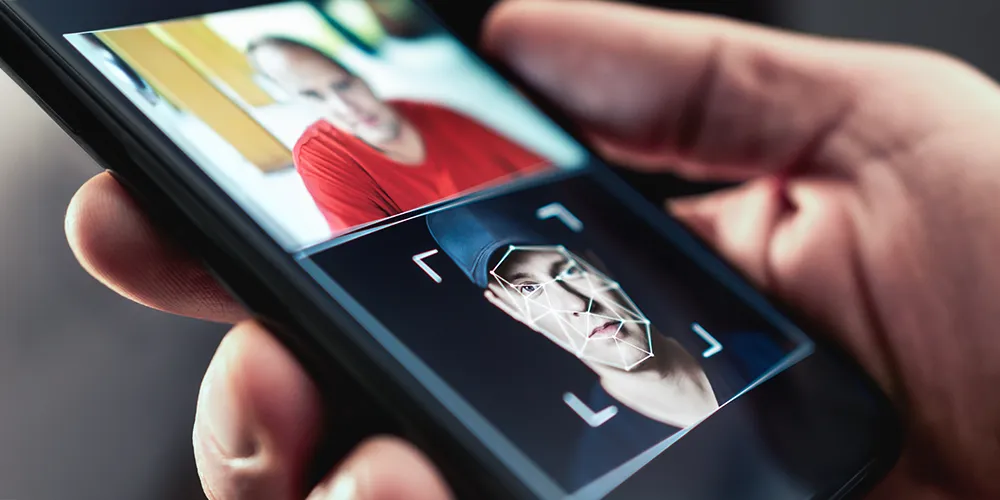 Smartphone mit zwei Personen im Chat